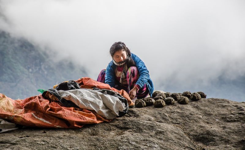 f6030   poul chr jensen   working woman nepal